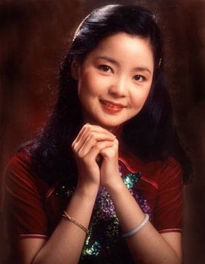 邓丽君雕塑：碑雕艺术的怪异展示