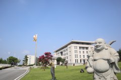 走进汗青，感触名人魅力|品尝名人雕塑的怪异韵味